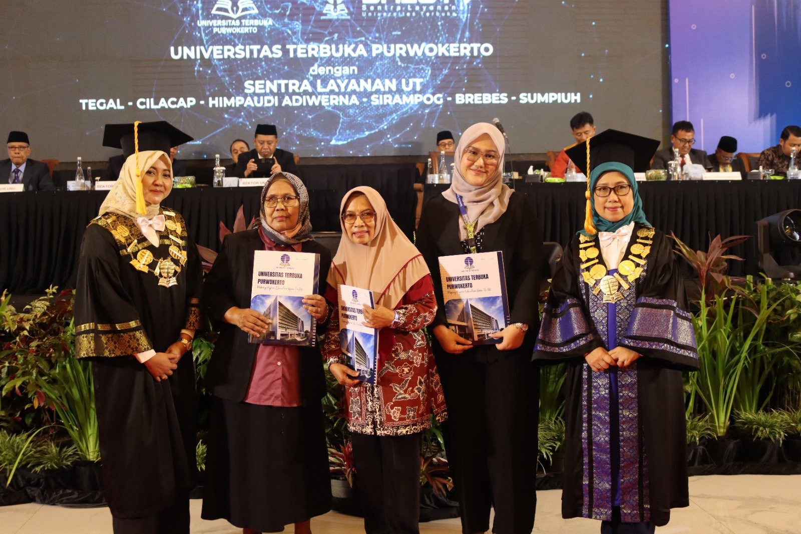 Penyerahan PKS Salut Tegal Oleh Direktur UT Daerah